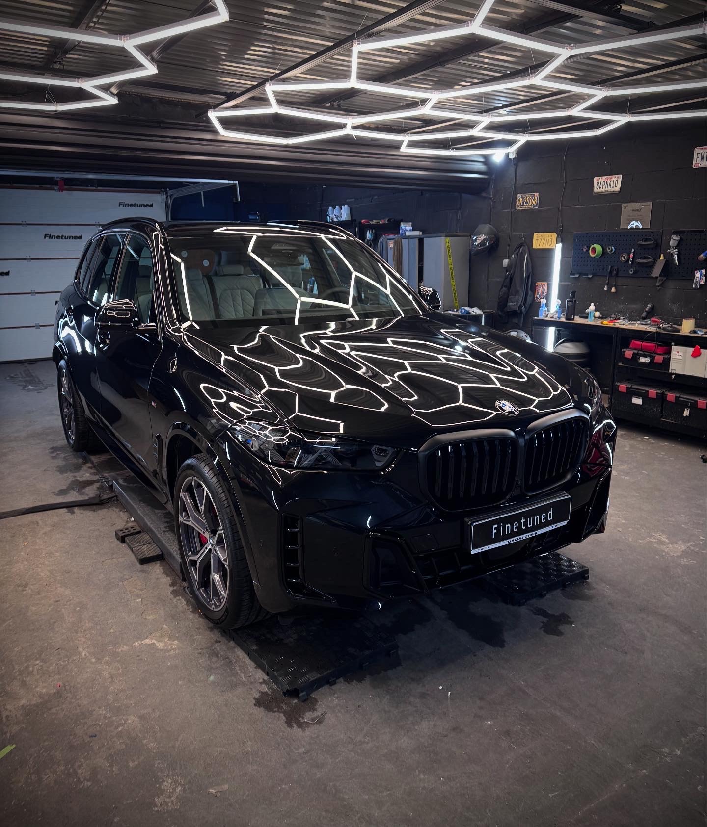 Czarne BMW X5 po zabezpieczeniu lakieru folią w studiu detailingu FineTuned w Katowicach